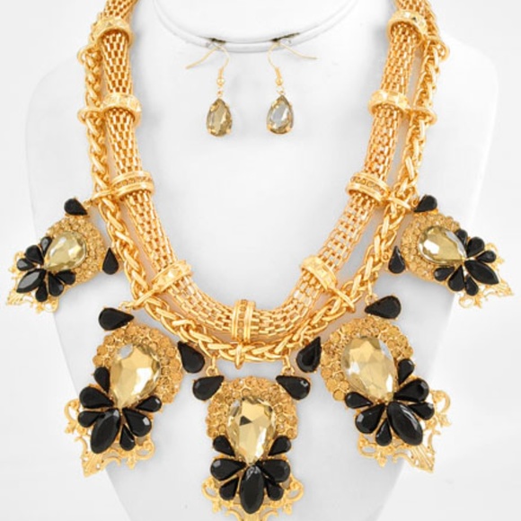 Boutique Jewelry - 🆕Necklace & Earring Set